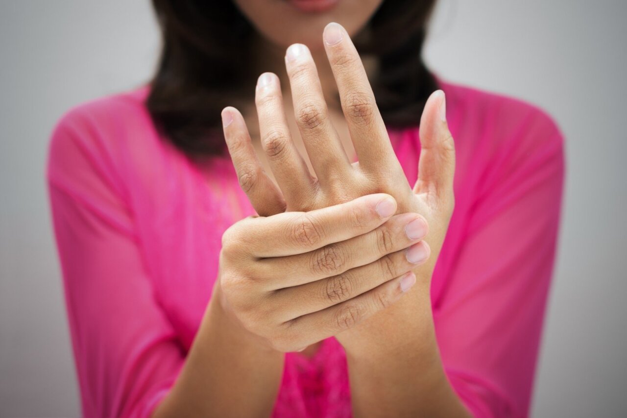 skauda vidurinę pirštų dešinę ranką ūmaus artrito rankas