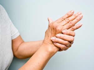 kas yra pavojingų artritas pirštai sąnarių skausmas ir į lenkimo alkūnės