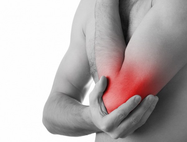aštrus skausmas kairėje ranka alkūnės sąnario artritas prasideda pirštais