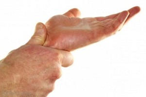 gydymas trauminio artrito pirštų skausmas alkūnės sąnario duoda teptuku
