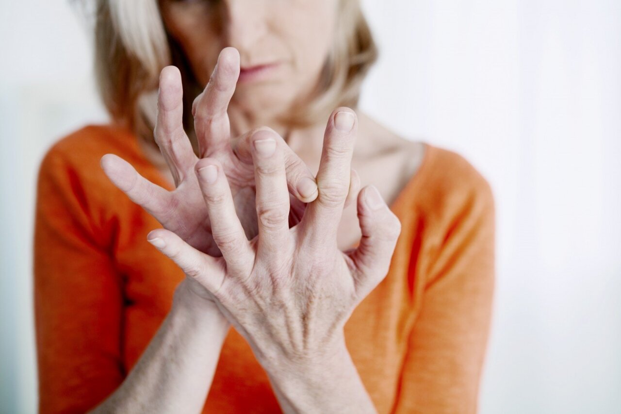 artritas rankų sąnarių rankos priežastis